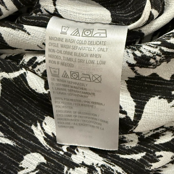 Susan Graver Printed Woven Scarf Top w/Tassel Trim Size 1X Black (Style A377184) - Picture 4 of 5